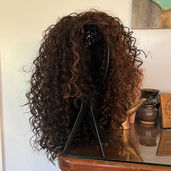 Dark curly wig - Picture 3 of 4